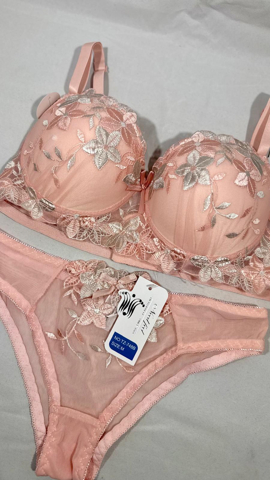 Conjunto Armado Con Push Up y Encaje
